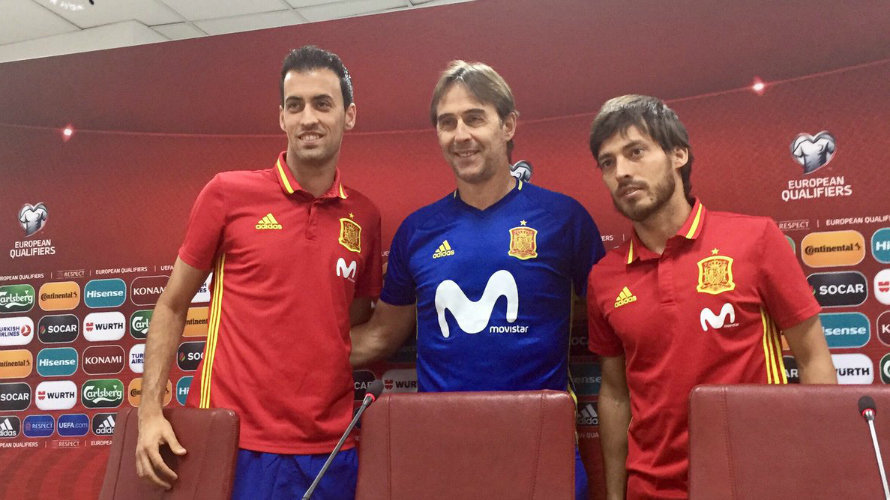 Busquets, Lopetegui y Silva en rueda de prensa. Twitter Sefútbol.