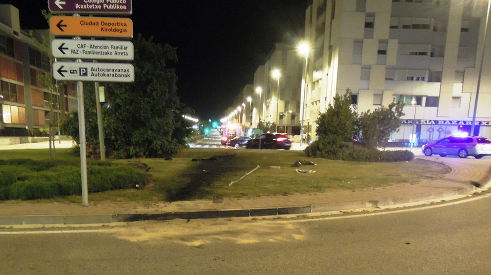 Un conductor ha atravesado una rotonda hasta impactar con una acera en Sarriguren POLICÍA FORAL