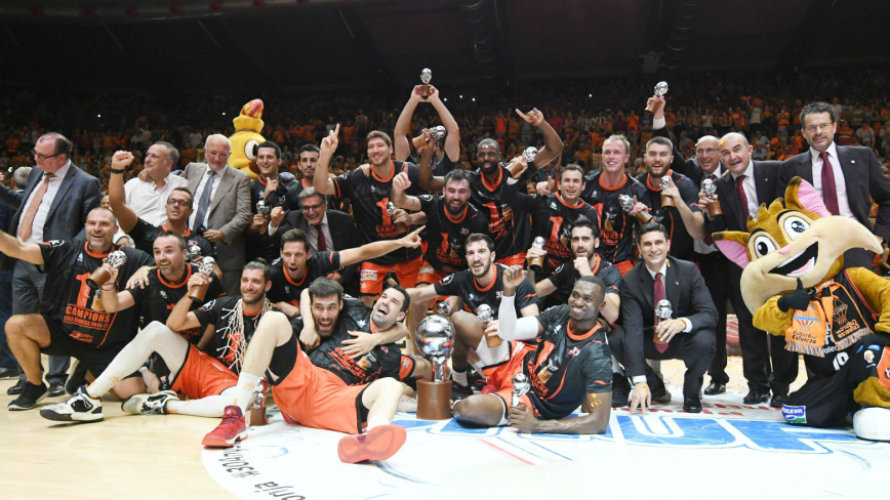 Los jugadores del Valencia Basquet celebran el título de liga. Foto Liga Endesa.
