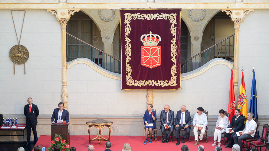 La presidenta del Gobierno de Navarra, Uxue Barkos, preside el acto de entrega de la Cruz de Carlos III el Noble. PABLO LASAOSA 18