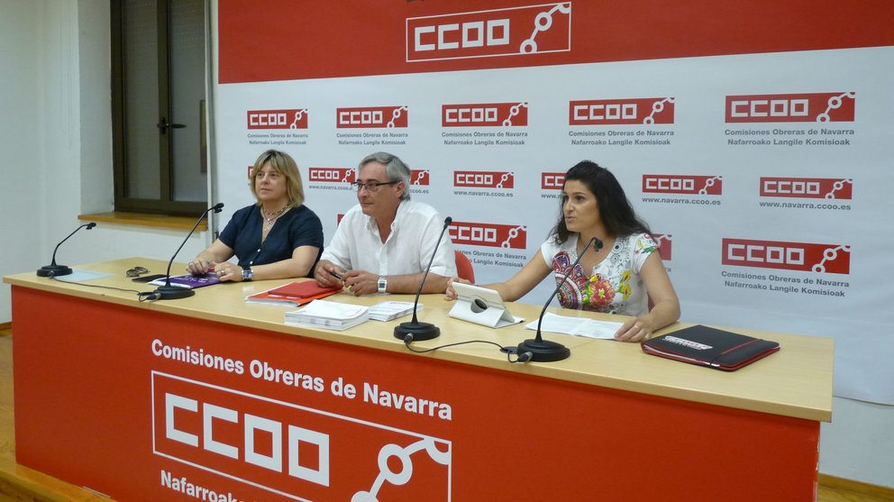 Cecilio Aperte, Carmen López y María Muñoz, de CCOO Navarra, presentan la guía contra el lenguaje sexista.