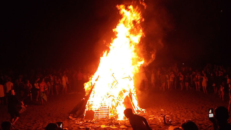 Una hoguera durante la celebración de la noche de San Juan. ARCHIVO