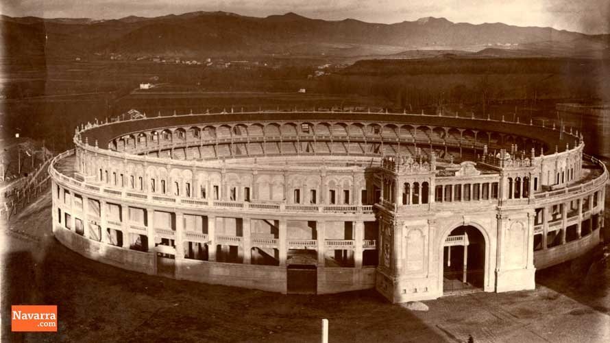 Magnifica instantánea, con sol de poniente, de la Nueva Plaza de Toros al año de su construcción. Foto cedida por el Archivo Municipal de Pamplona (Zaragüeta-1923) 