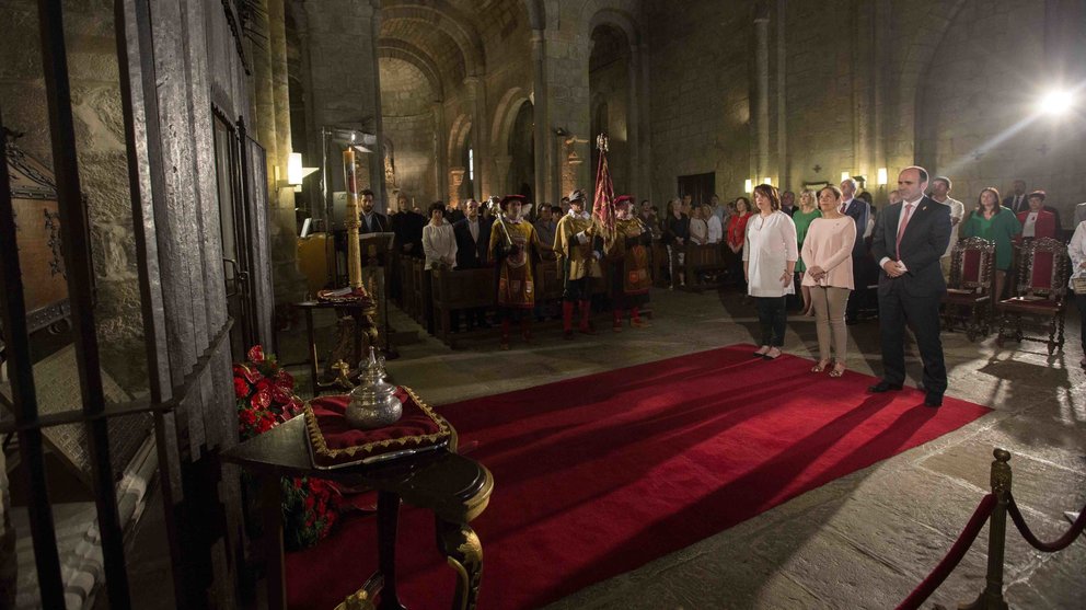 Celebración del homenaje a los Reyes y Reinas de Navarra que ha tenido ante el mausoleo con los restos de los primeros monarcas en la iglesia del Monasterio de San Salvador de Leyre. EFE/Villar López