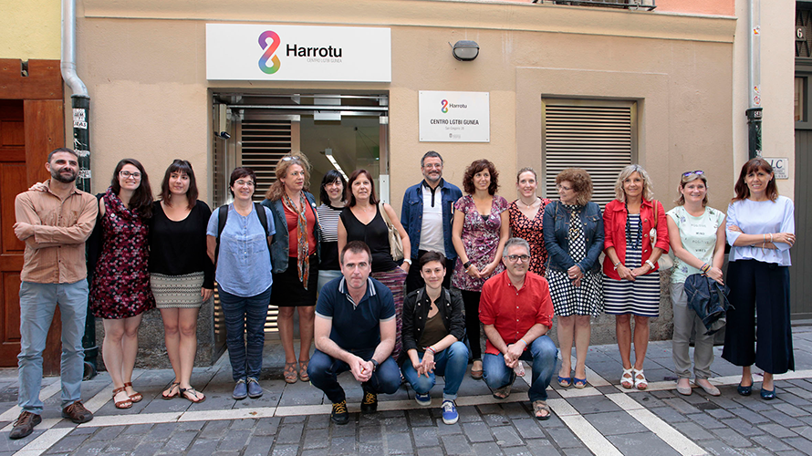 Los ediles del Ayuntamiento de Pamplona han visitado el centro LGTBI durante la mañana de este lunes