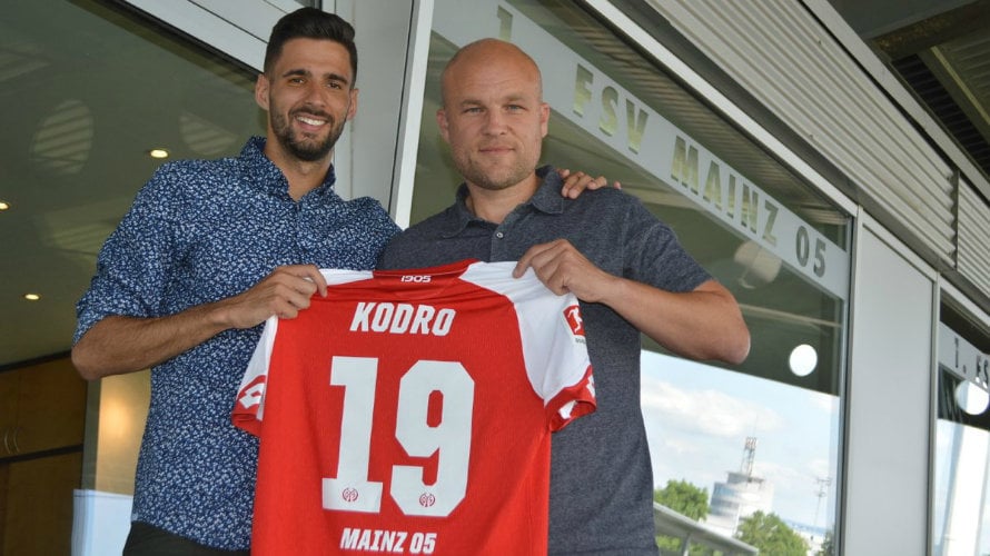 Kodro sujeta la camiseta del Mainz alemán. Twitter.