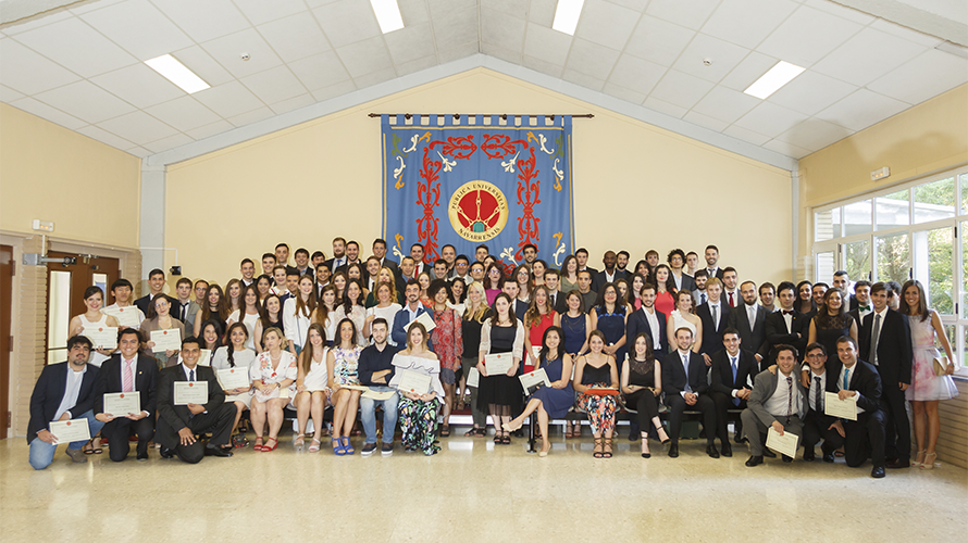 Los estudiantes de todos los másteres posan en una foto de grupo tras el acto de graduación