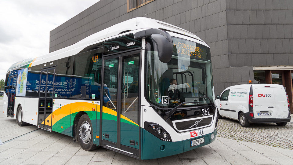 El presidente de la MCP, Aritz Ayesa, presenta doce nuevos autobuses híbridos para el transporte urbano comarcal (01). IÑIGO ALZUGARAY