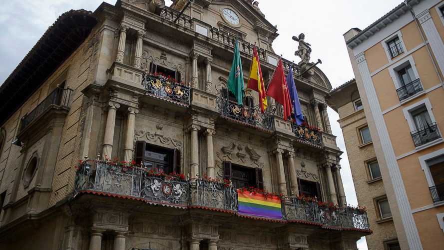 El Ayuntamiento de Pamplona pone la bandera del arcoiris en la fachada. PABLO LASAOSA