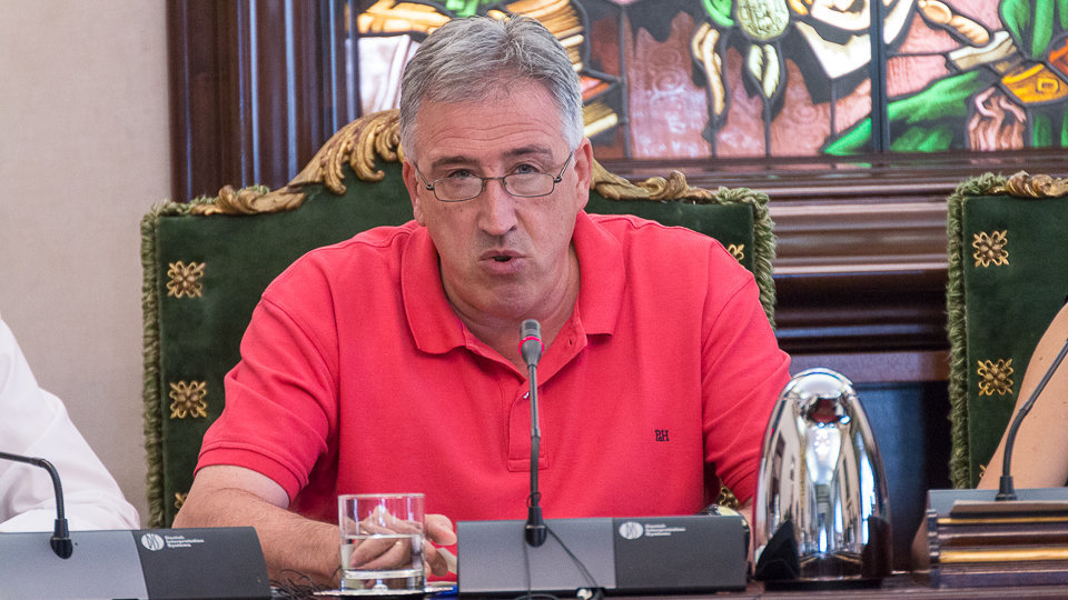 El alcalde de Pamplona, Joseba Asirón, durante el octavo debate sobre el estado de la ciudad. IÑIGO ALZUGARAY