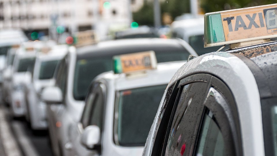 La Asociación Independiente de Taxistas Autopatronos de Navarra se adhiere a la convocatoria de huelga a nivel nacional contra las licencias VTC (35). IÑIGO ALZUGARAY