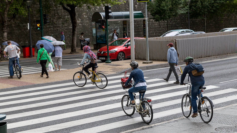 Peatones y bicicletas cruzan un paso de cebra en la Avenida del Ejército de Pamplona . IÑIGO ALZUGARAY