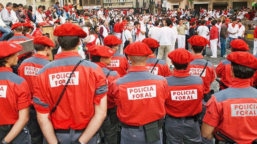 Agentes de la Policía Foral en un encierro de San Fermín