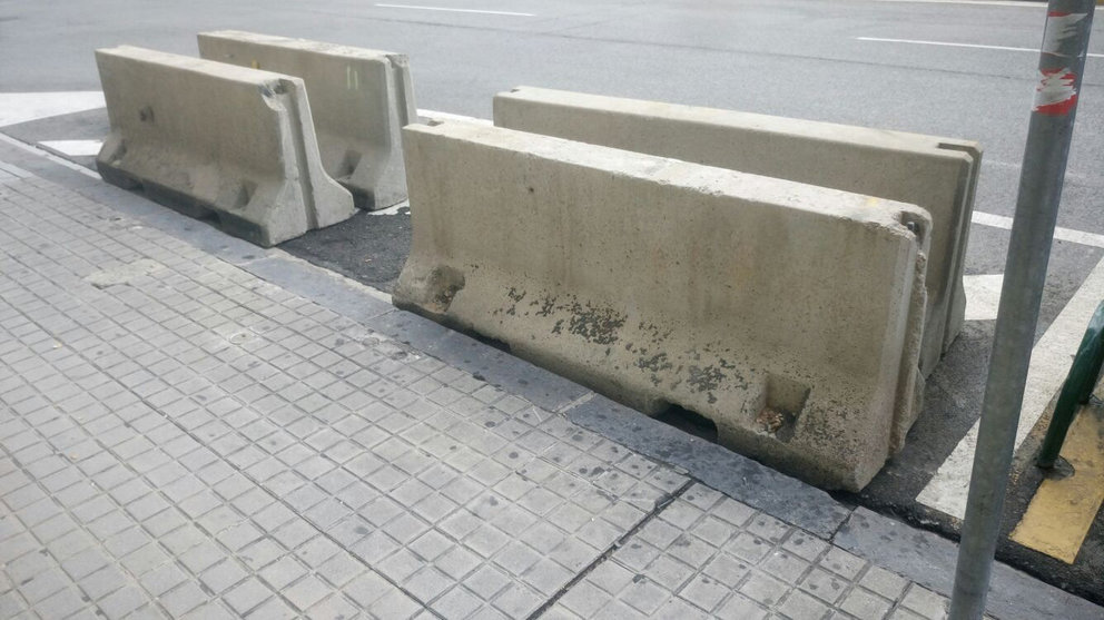 Bloques de hormigón que se colocarán en diferentes calles de Pamplona para afianzar el cierre al tráfico en Sanfermines. NAVARRA.COM