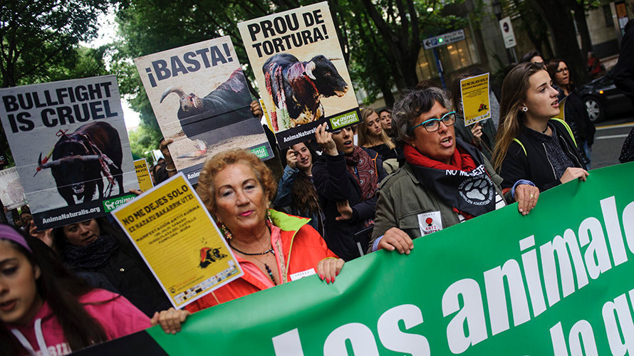 Asociaciones animalistas y antitaurinas recorren Pamplona en una protesta. MIGUEL OSÉS (10)