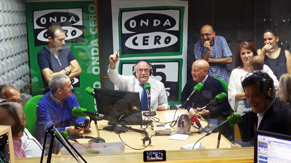Chus Luengo se dirige al control del estudio de radio de Onda Cero Pamplona durante su último programa