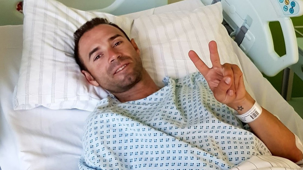 Alejandro Valverde se recupera en el hospital tras la operación después de carse en la primera etapa del Tour de Francia MOVISTAR TEAM