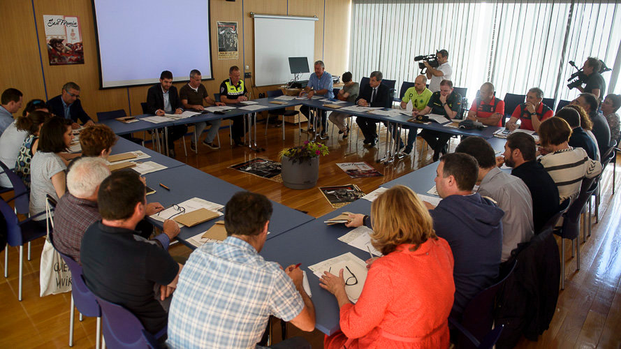 Reunión de la Junta Local de Protección Civil para tratar aspectos del Plan de Protección Civil para las próximas fiestas de San Fermín. PABLO LASAOSA 05