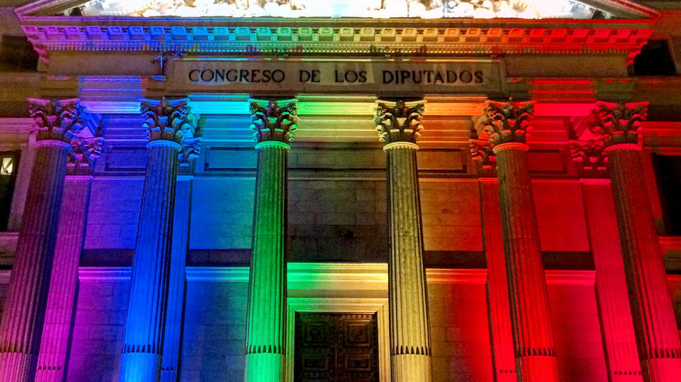 Imagen del Congreso de los Diputados iluminado con los colores del Orgullo.