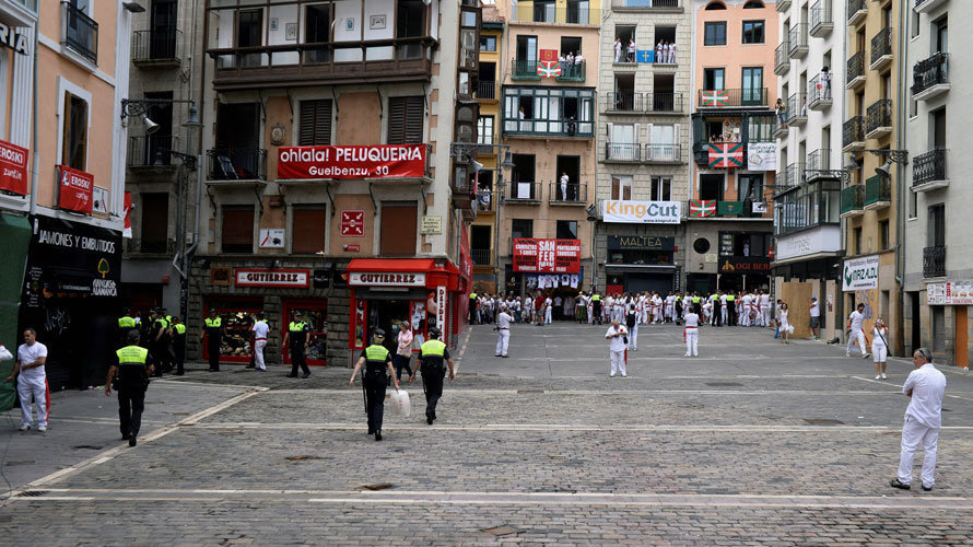 La Policía Municipal de Pamplona desaloja la plaza del Ayuntamiento a primera hora de la mañana para iniciar controles de acceso previos al Chupinazo 2017. REUTERS