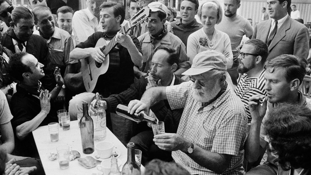 Hemingway brinda en San Fermín, ya en los años cincuenta. Julio Ubiña Ayuntamiento de Pamplona