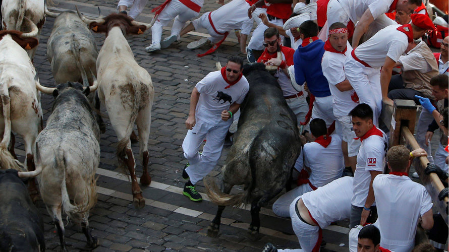 Primer encierro de San Fermín con toros de Cebada Gago en la Plaza del Ayuntamiento 14 REUTERS