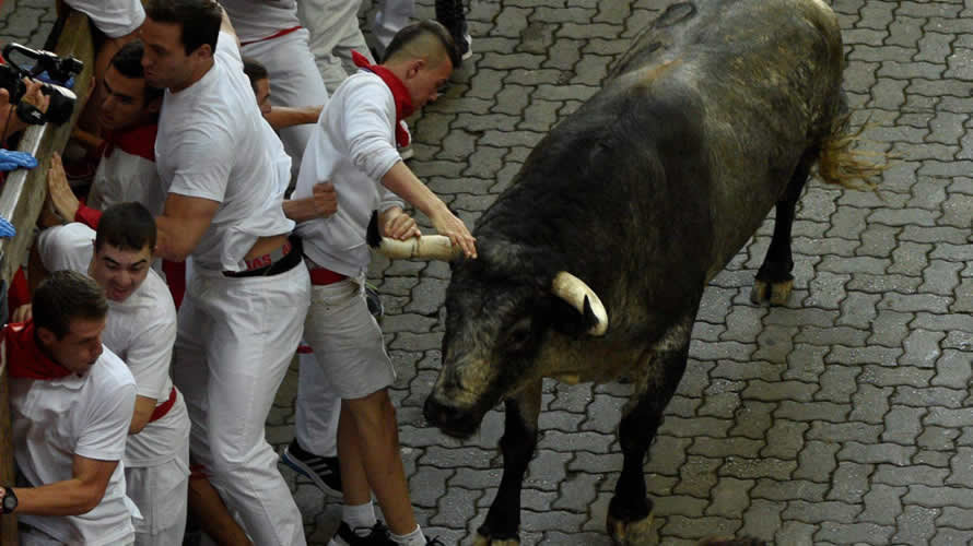 Primer encierro de San Fermín con toros de Cebada Gago en el callejón 32 REUTERS
