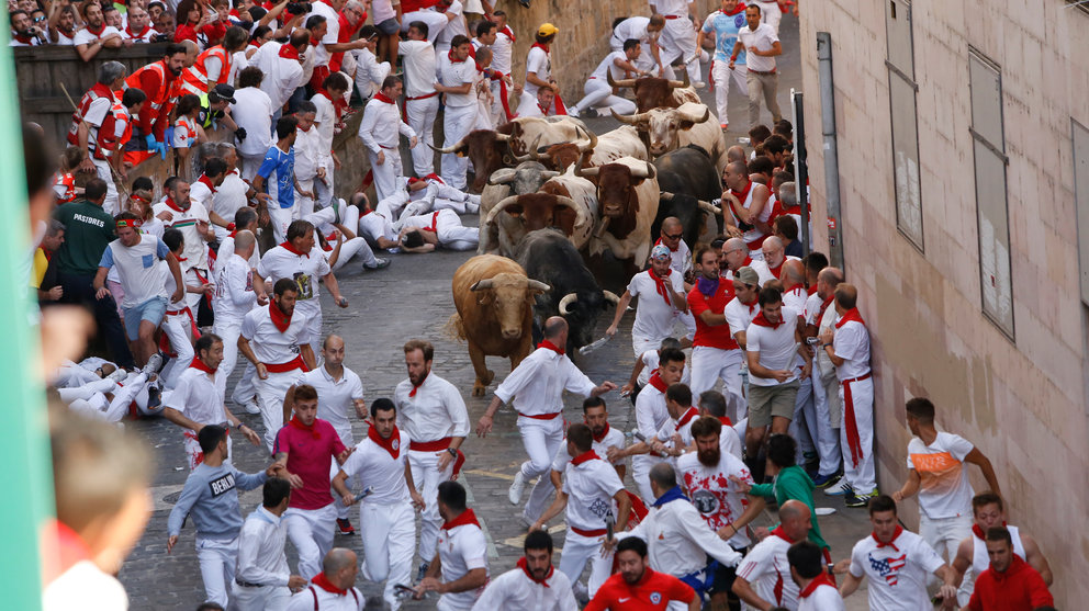 Los toros de Cebada Gago suben la cuesta de Santo Domingo en el primer encierro de San Fermín 2017 MIGUEL GOÑI 07