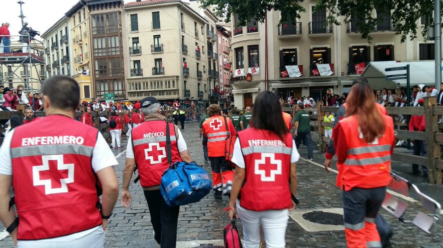 Miembros de Cruz Roja antes del encierro.