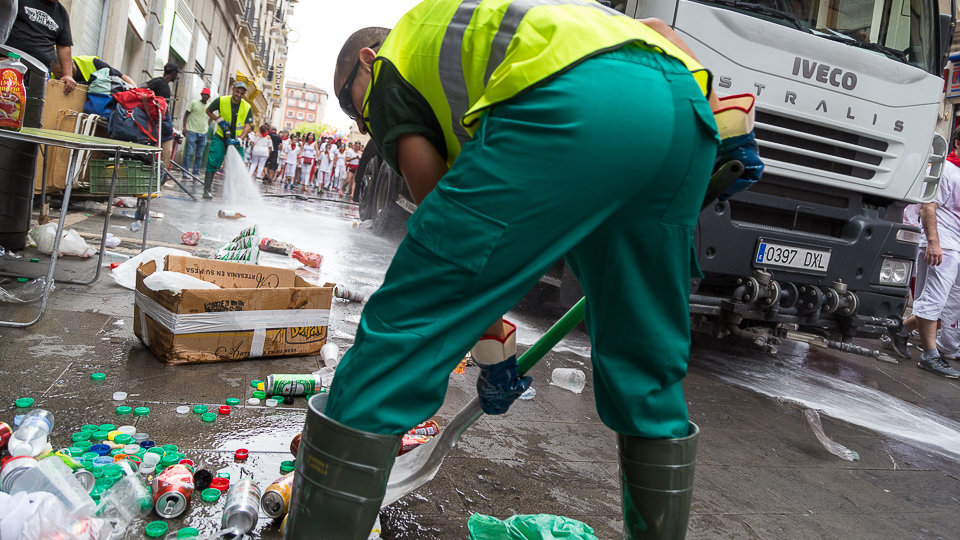 Sanfermines 2017. Los servicios de limpieza limpiar la calle después del Chupinazo (02). IÑIGO ALZUGARAY