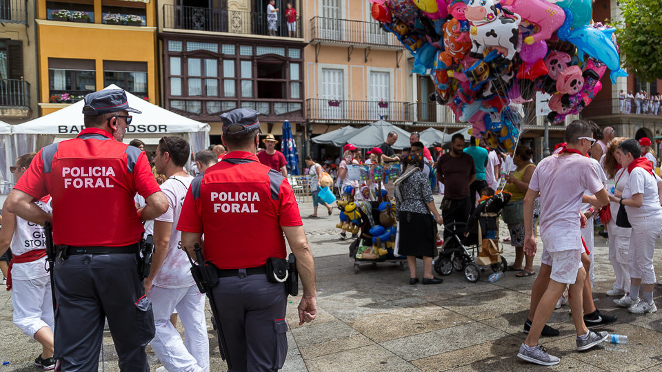 Sanfermines 2017. Policía Foral patrulla por la Plaza del Castillo después del Chupinazo (04). IÑIGO ALZUGARAY