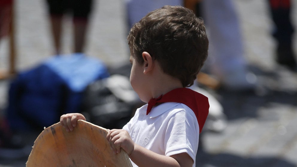 Un niño en la Plaza de los Fueros de Pamplona, donde se celebran los campeonatos y exhibiciones de deporte rural habituales en los mediodías de fiestas, tras el segundo encierro de los Sanfermines 2017. EFE/Javier Lizón