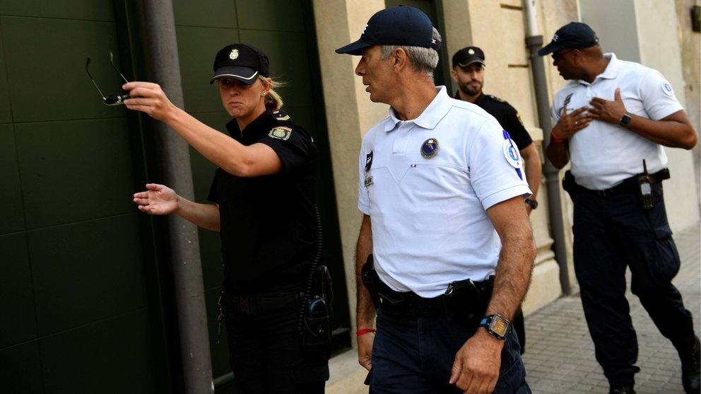 La gendarmería francesa patrulla las calles de Pamplona con agentes de la Policía Nacional por Sanfermines. REUTERS