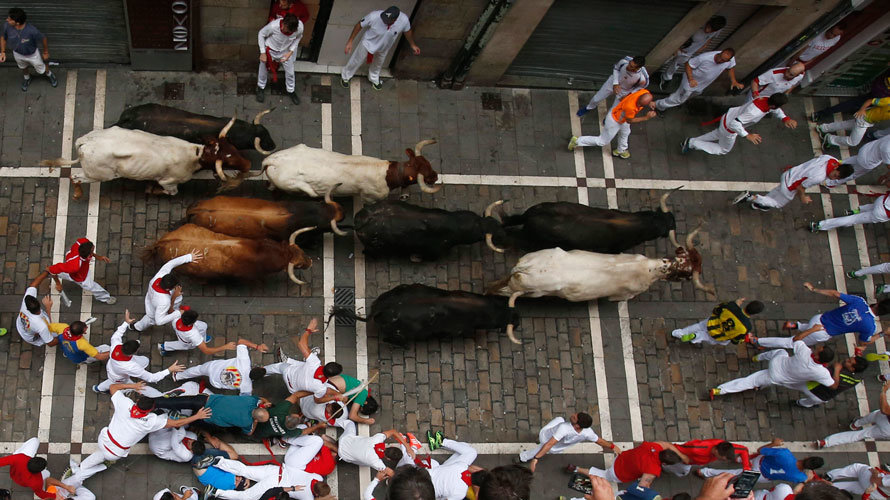 Los toros de la ganadería de Fuente Ymbro a su paso por la calle Estafeta de Pamplona, en el que cuarto encierro de los Sanfermines 2017. EFE (2)