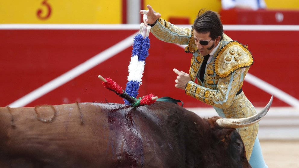 El diestro Juan José Padilla en la faena a su primer toro, durante la cuarta corrida de la Feria del Toro 2017 ante reses de Fuente Ymbro, de San José del Valle (Cádiz). EFE/Javier Lizón