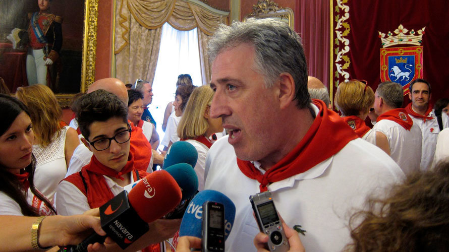 Asirón habla con los medios de comunicación antes de un acto en San Fermín. EUROPA PRESS.