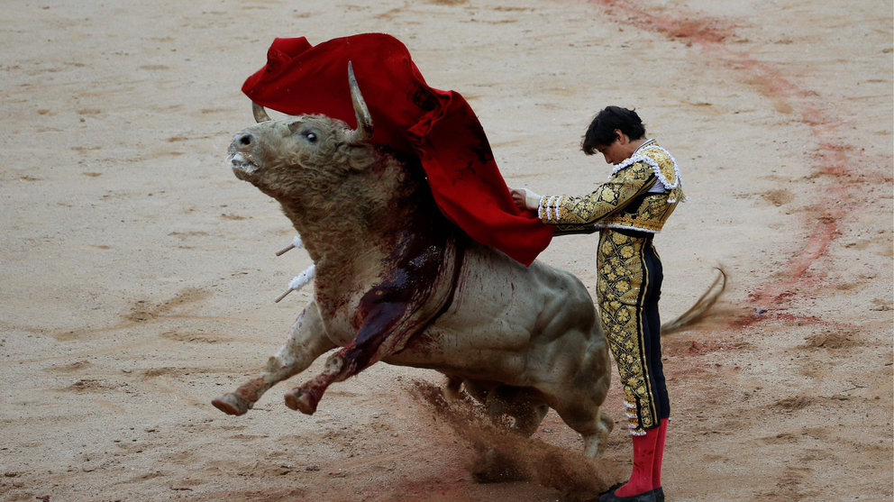 Roca Rey se enfrenta a Jandilla en la Feria del Toro de Pamplona 2017 REUTERS