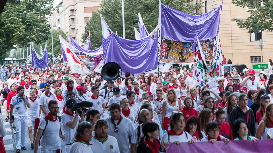 Manifestación contra las agresiones sexuales sucedidas durante los Sanfermines en la que han participado todas las peñas de Pamplona (12). IÑIGO ALZUGARAY