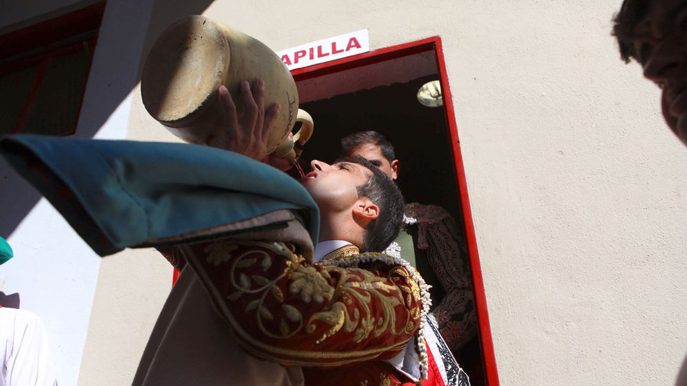 Javier Castaño, a las puertas de la capilla de la plaza de toros de Pamplona minutos antes de comenzar la corrida de Miura del 14 de julio de 2017. MAITE  H