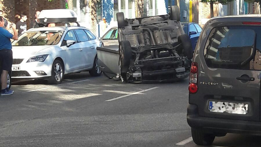 Accidente con un coche volcado en la calle Río Arga, en el barrio pamplonés de la Rochapea. NAVARRA.COM