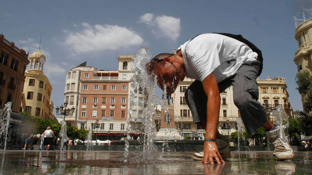 Un hombre se refresca en una fuente en un día de tiempo muy caluroso EFE