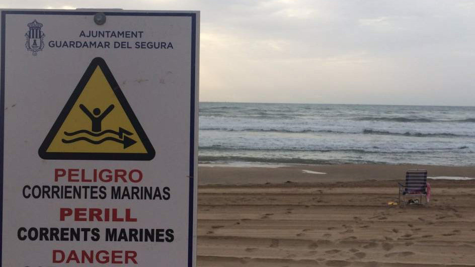 Señales en la playa de Tusales, en Guardamar de Segura, donde un matrimonio ha muerto ahogado . CRUZ ROJA