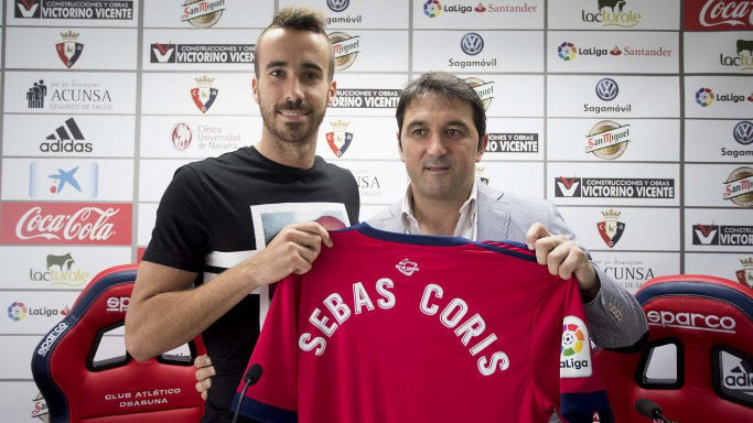 Imagen de la presentación del centrocampista Sebas Coris como nuevo jugador de Osasuna junto al director deportivo Braulio Vázquez CA OSASUNA