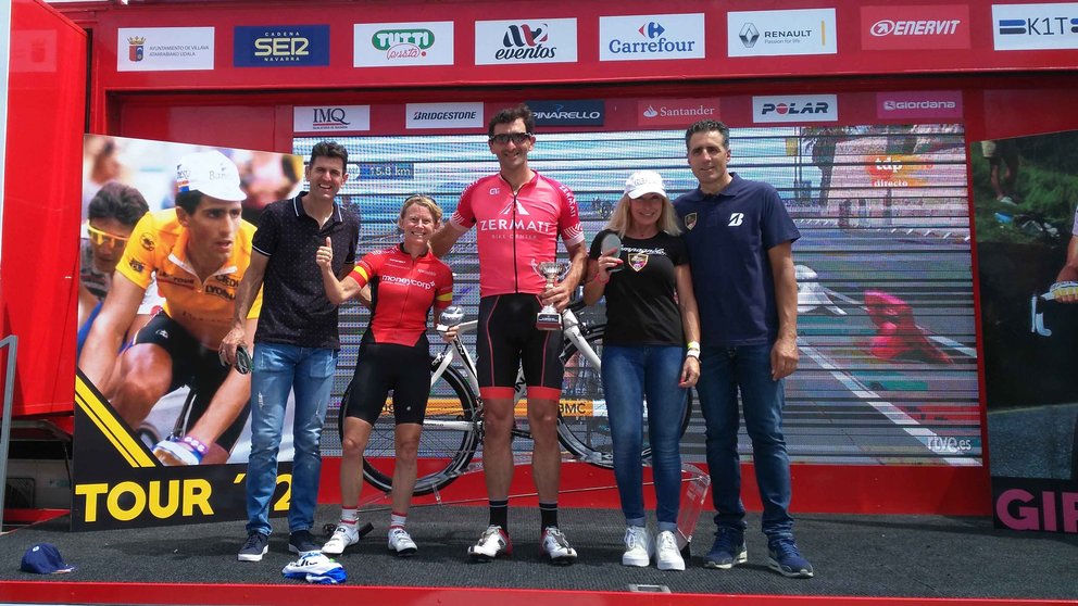 Los ganadores de las dos modalidades de La Induráin en el podium tras la llegada en Villava FOTO LA INDURÁIN