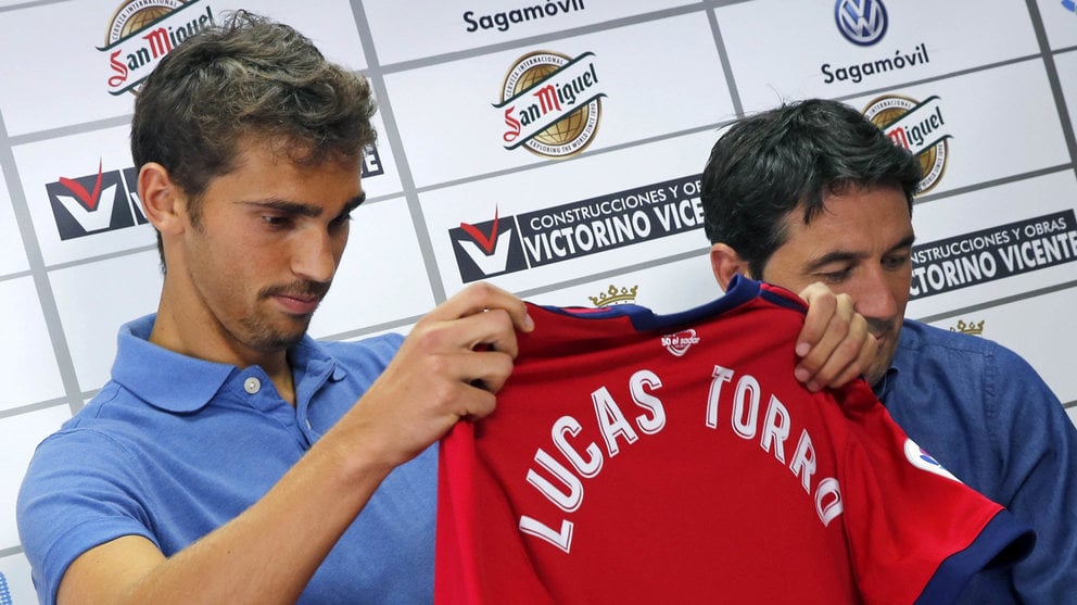 El centrocampista alicantino Lucas Torró (i) ha sido presentado como nuevo jugador de Osasuna tras alcanzar un acuerdo con el Real Madrid para el traspaso del jugador por las próximas tres temporadas. EFE/Villar López