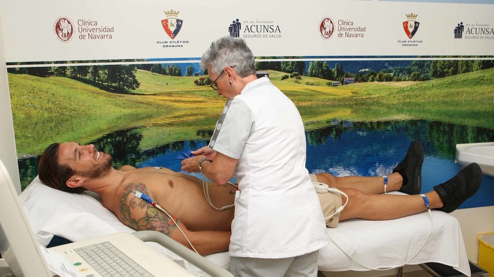 El nuevo fichaje del Club Atlético Osasuna, Xisco Jiménez, ha superado las pruebas médicas a las que ha sido sometido esta mañana en la Clínica Universidad de Navarra (1)