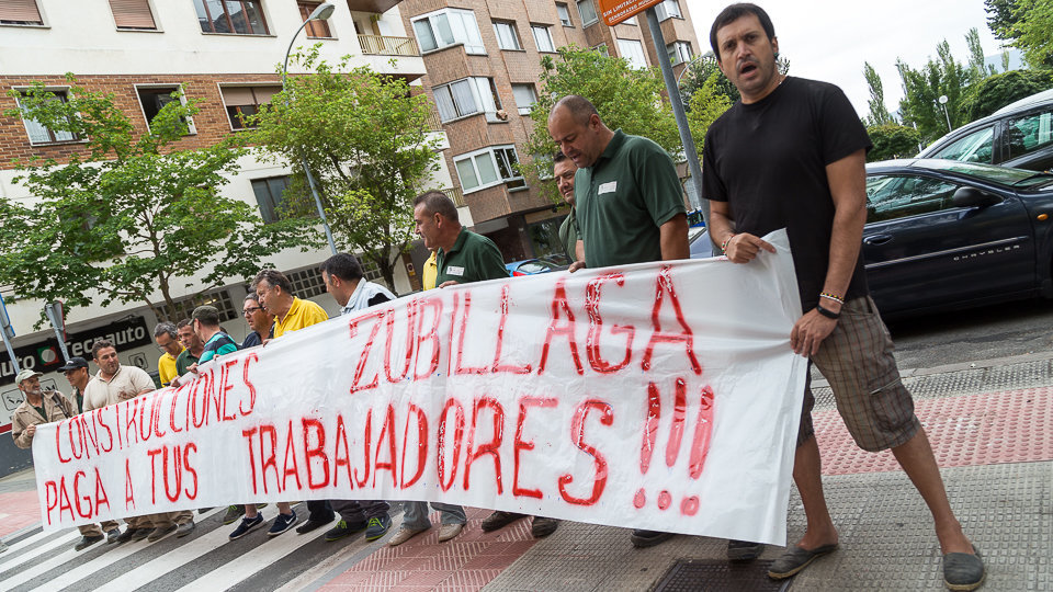Trabajadores de Construcciones Zubillaga se concentran ante la sede de la firma para protestar por el impago de sus salarios desde abril (04). IÑIGO ALZUGARAY