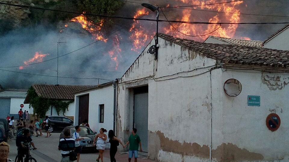 Un importante despliegue de medios terrestres y aéreos combaten el incendio de Falces que ha amenazado a una zona de viviendas de la localidad (7)