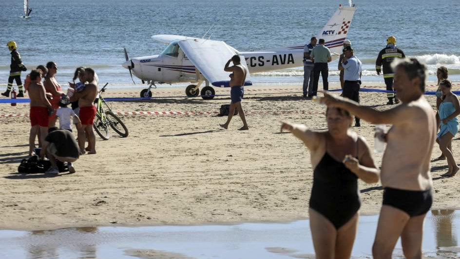 Dos bañistas mueren en una playa de Lisboa tras ser arrollados por una avioneta