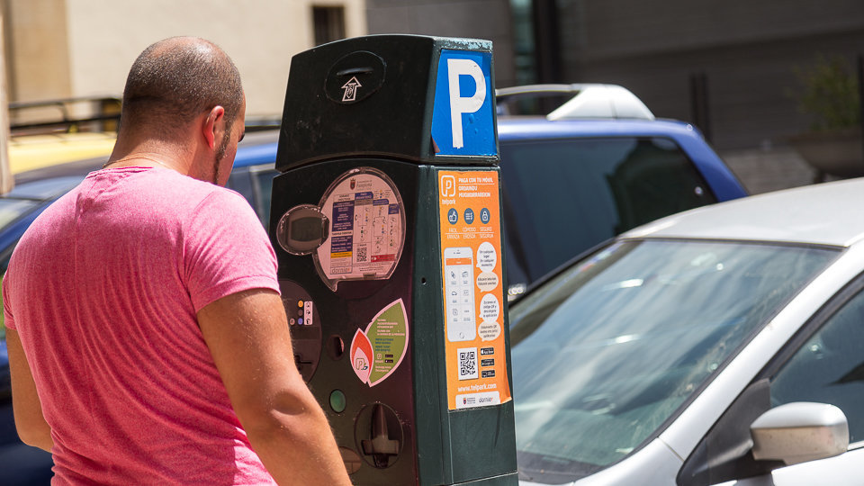 Desde el 1 de agosto vuelve a funcionar la 'zona azul' en Pamplona, tras quince días de aparcamiento libre en la ciudad (02). IÑIGO ALZUGARAY